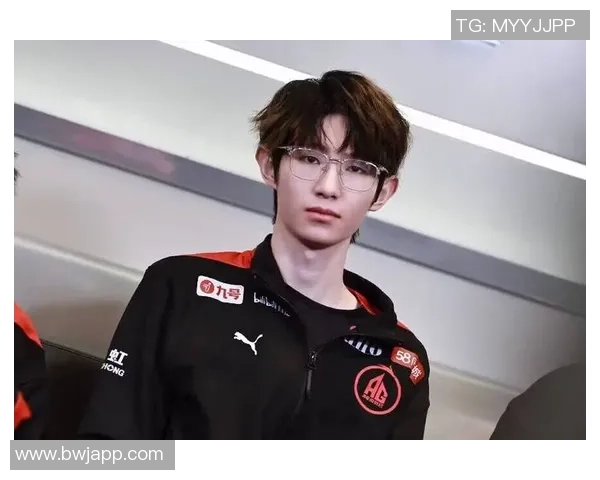天赋与努力交织的电竞之路职业选手的训练与生活揭秘 天赋与努力交织的电竞之路职业选手的训练与生活揭秘